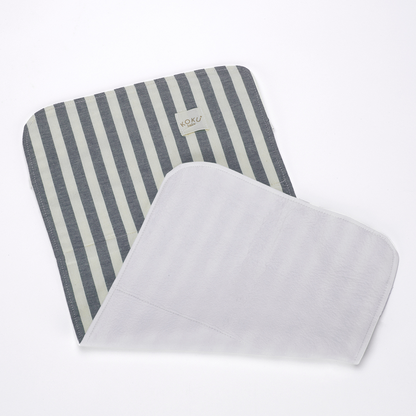 Matelas à langer imperméable à rayures bleu marine 50 x 30 cm
